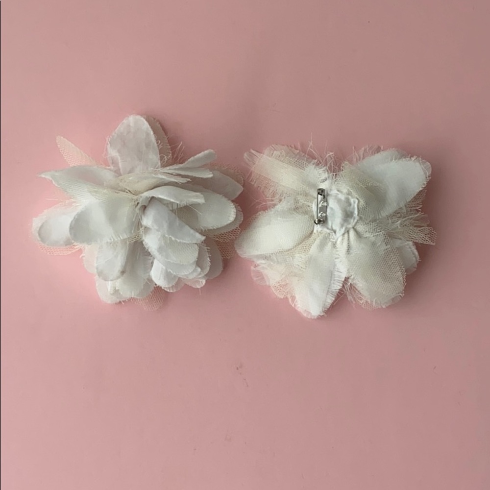 2 white pins for clothings or hair